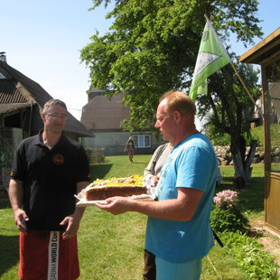 Jā, Jānim Pavlovičam tieši sajā dienā bija jubileja, tāpēc sagādāts pārsteigums un tika dā