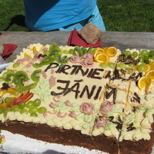 ... tāpat tika notiesāta arī gaviļniekam dāvāta kūka.