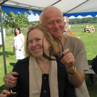 Aivars dirnēns jautā sekretariātam - nu kā tur izskatās, bet Valda Smirnova tikai smaida u