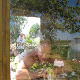 Mājas saimnieks Gundars Sildegs iejūtas modeļa lomā.