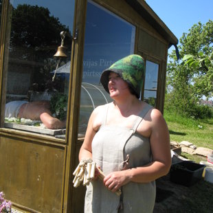 Mudīte Blusiņa stāsta par savu pirts procedūru un to, ka izmantos arī kadiķa sprigulīšus e